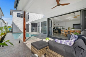 Black Wattle Beach House - just opposite the beach